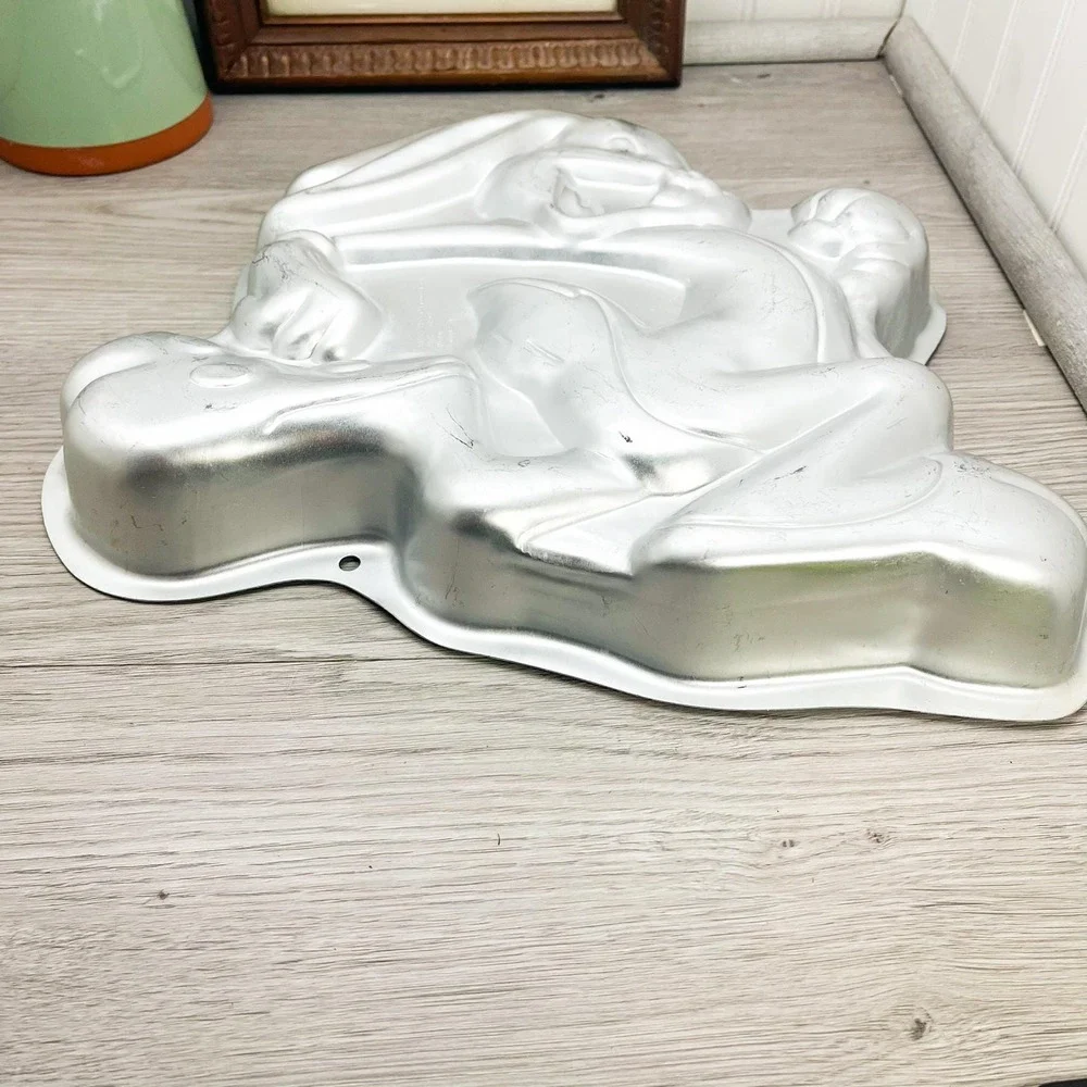 Vintage Bugs Bunny Cake Pan - 1996 Warner Bros Wilton 2105-3200